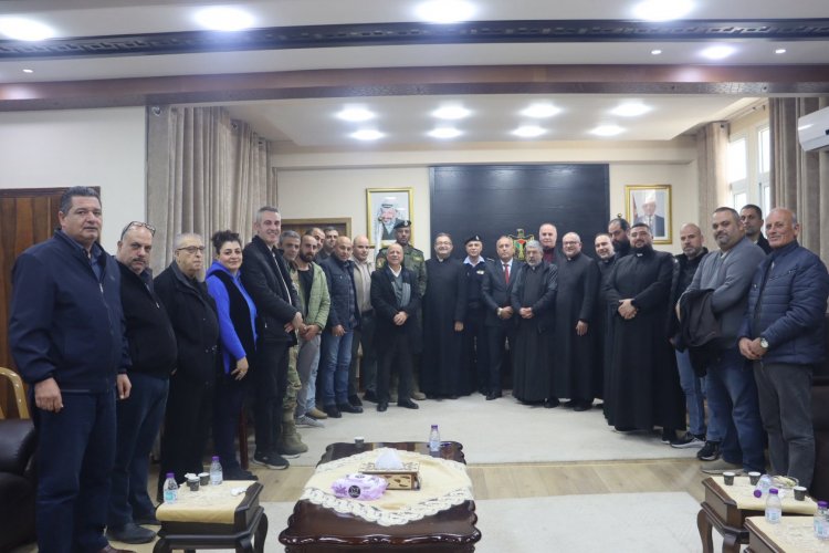 محافظة جنين والمؤسسات تعيد نصب شجرة الميلاد التي تعرض للحرق في دير اللاتين