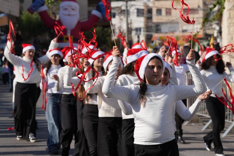 الناصرة تحتفل بمسيرة عيد الميلاد الأربعين بمشاركة الآلاف من الأهالي