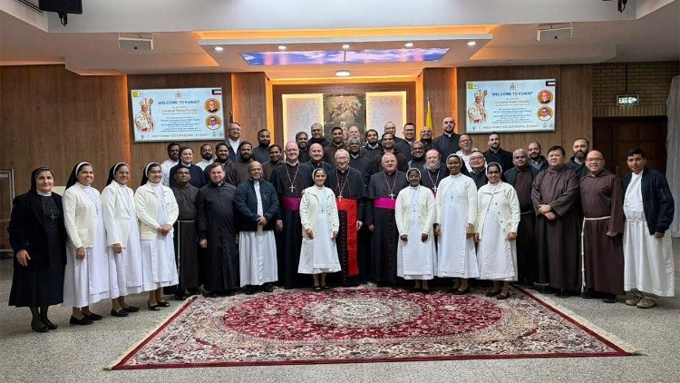الكاردينال بارولين يحتفل بالقداس في الكويت ويلتقي الكهنة والرهبان والراهبات