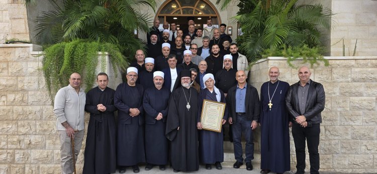 المطران متى يستقبل الكتب المقدسة من كنيسة بانياس من وفد من مشايخ الطائفة المعروفية