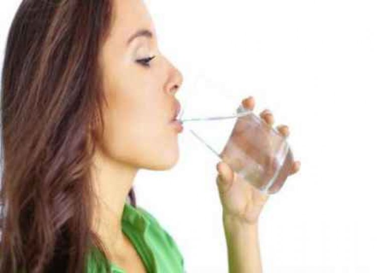 كوب ماء يعيد الترطيب النشاط والطاقة للجسم بشكل أفضل من القهوة