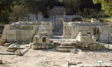 أَما كانَ يَجِبُ على المَسيحِ أَن يُعانِيَ تِلكَ الآلام فيَدخُلَ في مَجدِه؟ - لوقا ٢٤: ١٣-٣٥