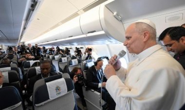 البابا لاوُن الرابع عشر يتحدث بصراحة إلى الصحفيين خلال توجهه إلى أنغولا