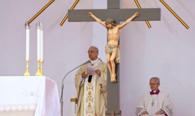 البابا لاون يترأس القداس الإلهي في سهل كيلامبا في أنغولا ويدعو إلى تضميد جراح الماضي وبناء مستقبل الرجاء