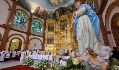 البابا لاون الرابع عشر يترأس القداس الإلهي في مونغومو في غينيا الإستوائية ويصلي لمستقبل عادل