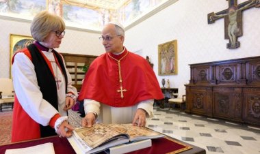 البابا لاوُن الرابع عشر يستقبل رئيسة أساقفة كانتربوري سارا مولالي