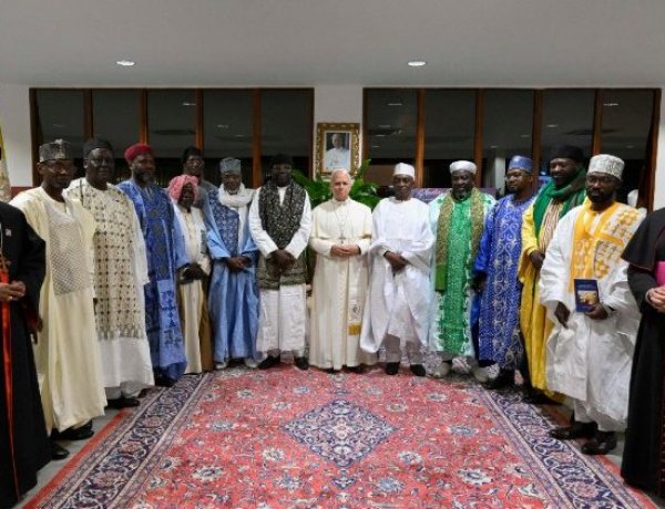 البابا يلتقي عددا من المسؤولين المسلمين وأساقفة الكاميرون