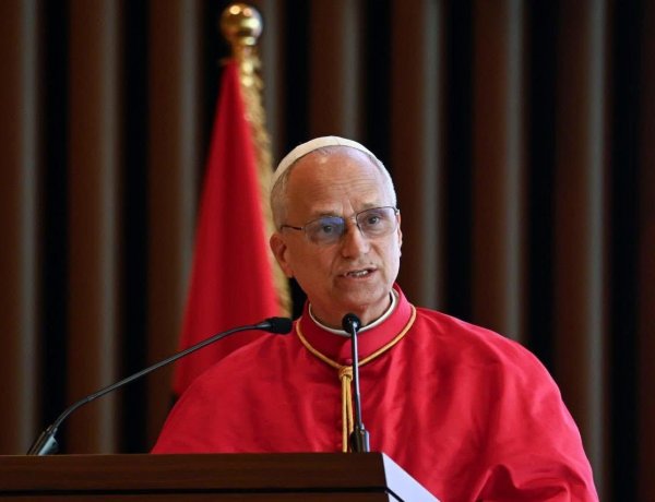 البابا لاون الرابع عشر يعتبر إفريقيا منبعا للرجاء ودعوة لكسر استغلال الثروات لدى وصوله أنغولا