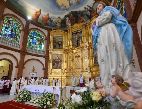 البابا لاون الرابع عشر يترأس القداس الإلهي في مونغومو في غينيا الإستوائية ويصلي لمستقبل عادل