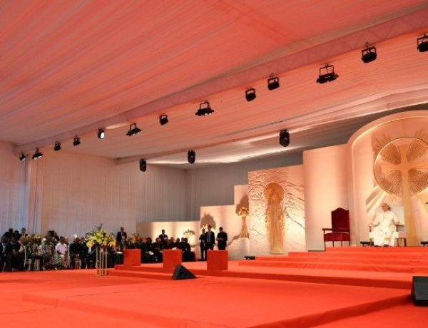 البابا لاوُن الرابع عشر يلتقي الشباب والعائلات في إطار زيارته الرسولية إلى غينيا الاستوائية