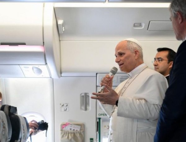 البابا لاوُن الرابع عشر يلتقي الصحفيين خلال العودة إلى روما ويتحدث بصراحة عن مواضيع شائكة وحسّاسة
