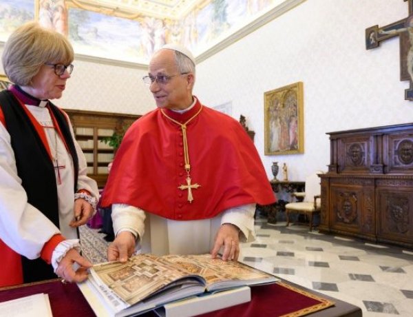 البابا لاوُن الرابع عشر يستقبل رئيسة أساقفة كانتربوري سارا مولالي