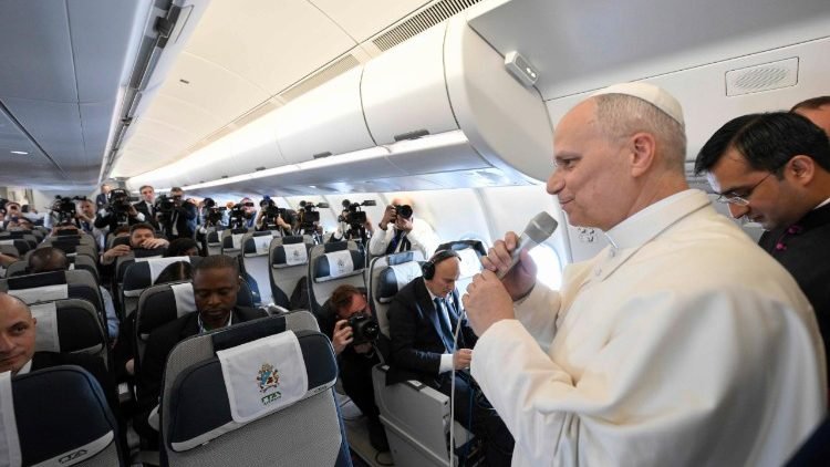 البابا لاوُن الرابع عشر يتحدث بصراحة إلى الصحفيين خلال توجهه إلى أنغولا