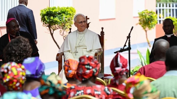 البابا لاوُن الرابع عشر يزور دار رعاية المسنين في ساوريمو في أنغولا