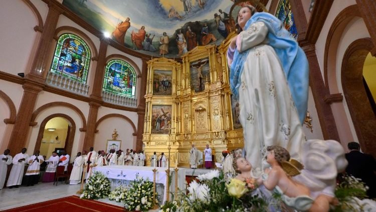 البابا لاون الرابع عشر يترأس القداس الإلهي في مونغومو في غينيا الإستوائية ويصلي لمستقبل عادل