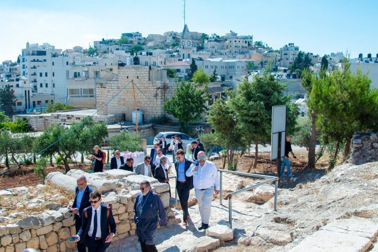 وفد برلماني ألماني يطّلع في الطيبة على تصاعد اعتداءات المستوطنين ونداءات لحماية الوجود المسيحي الفلسطيني
