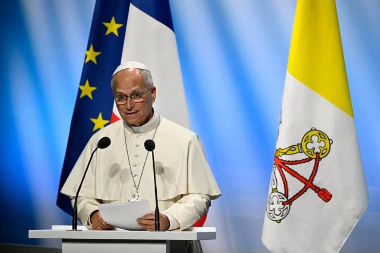 البابا لاون من مِتز يحذّر من وهم إعادة التسلح ويدعو إلى بناء السلام بالحوار والتضامن