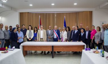 توقيع اتفاقية توأمة بين بلدة الطيبة الفلسطينية وبلدية أولنوا-إيمري الفرنسية لتعزيز التعاون والتضامن