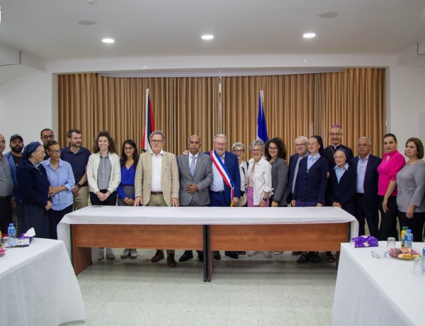 توقيع اتفاقية توأمة بين بلدة الطيبة الفلسطينية وبلدية أولنوا-إيمري الفرنسية لتعزيز التعاون والتضامن