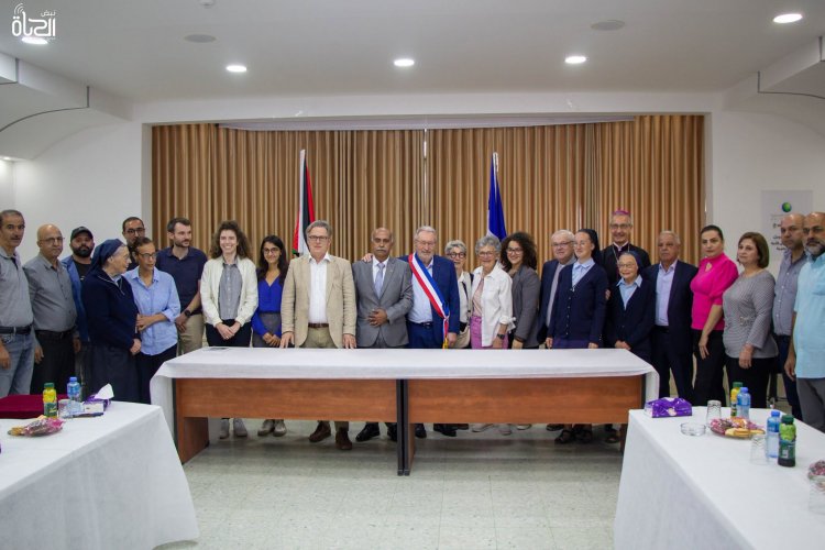 توقيع اتفاقية توأمة بين بلدة الطيبة الفلسطينية وبلدية أولنوا-إيمري الفرنسية لتعزيز التعاون والتضامن